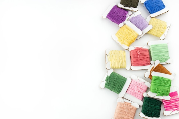 Próbki haftów w różnych kolorach